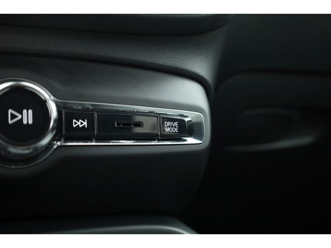 Volvo XC40 1.5 T4 Plug-in hybrid Core Bright | Facelift | Camera | Navi | Stoel- & Stuurverw. | CarPlay |