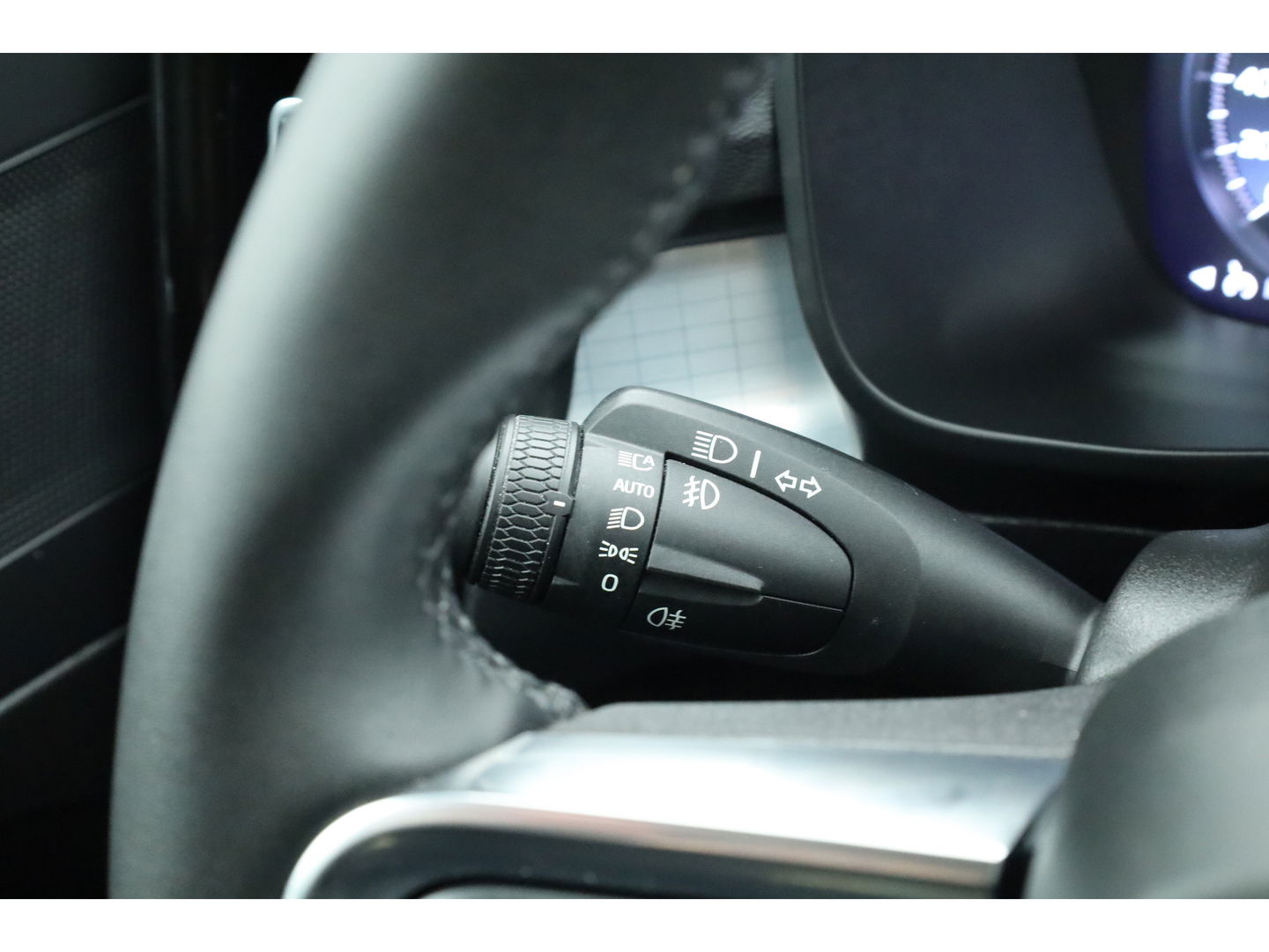 Volvo XC40 1.5 T4 Plug-in hybrid Core Bright | Facelift | Elek. Trekhaak | Camera | Stoel + stuurverw. | Elek. Stoelen |