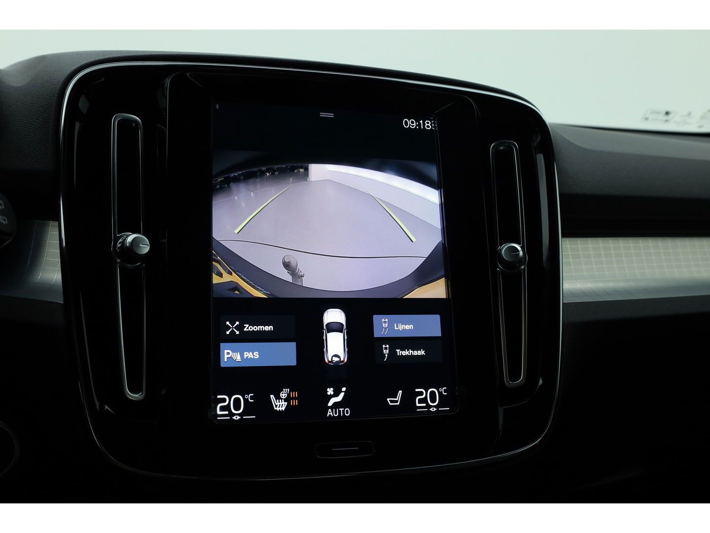 Volvo XC40 1.5 T4 Plug-in hybrid Core Bright | Facelift | Elek. Trekhaak | Camera | Stoel + stuurverw. | Elek. Stoelen |