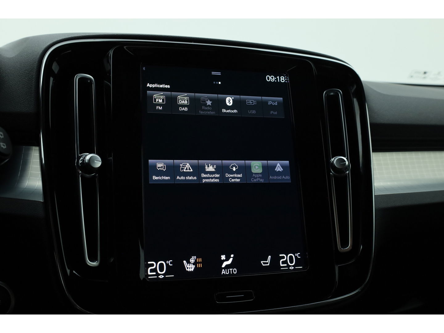 Volvo XC40 1.5 T4 Plug-in hybrid Core Bright | Facelift | Elek. Trekhaak | Camera | Stoel + stuurverw. | Elek. Stoelen |