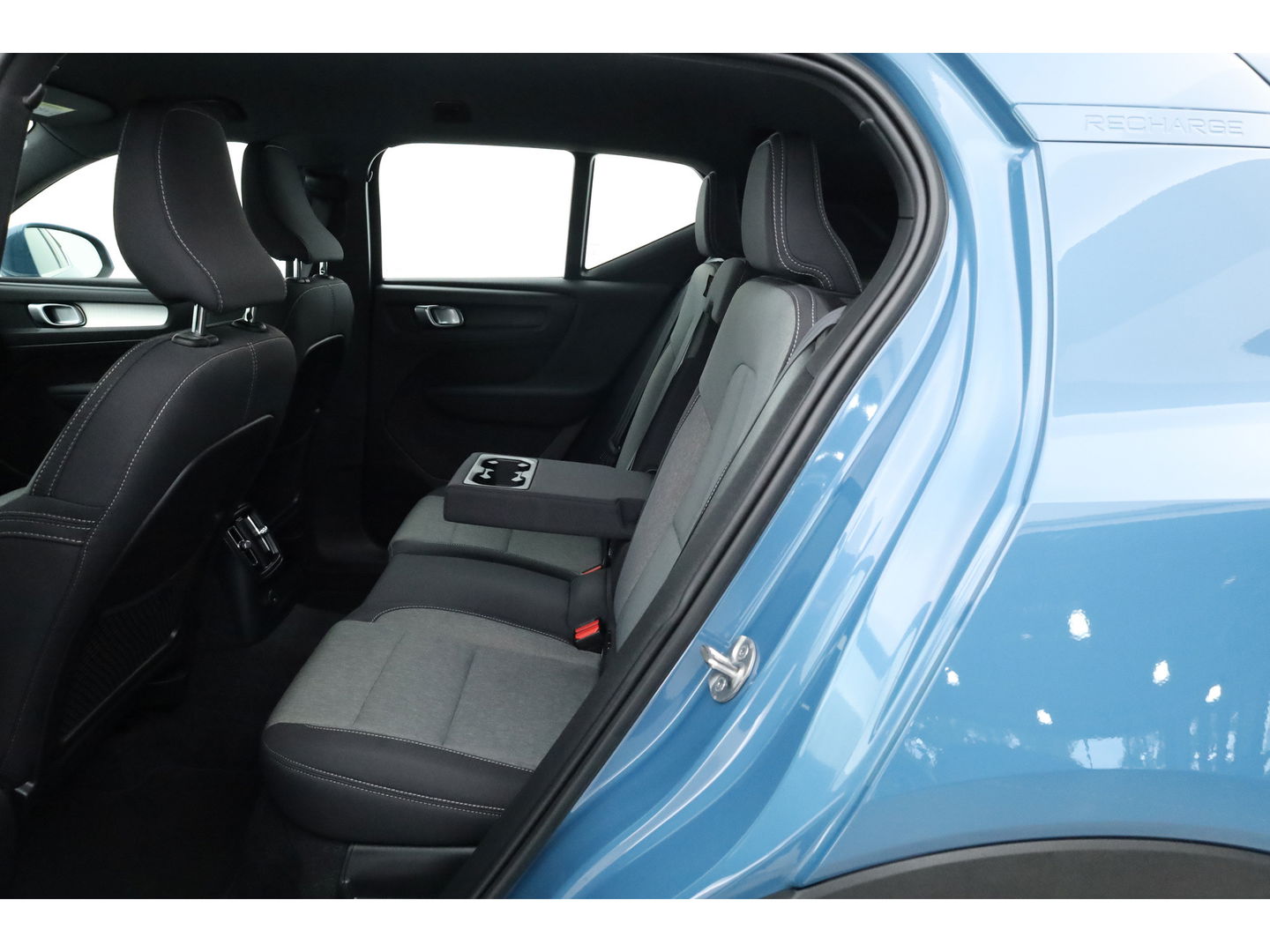 Volvo XC40 1.5 T4 Plug-in hybrid Core Bright | Facelift | Elek. Trekhaak | Camera | Stoel + stuurverw. | Elek. Stoelen |