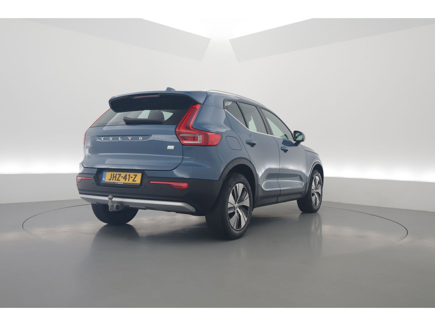 Volvo XC40 1.5 T4 Plug-in hybrid Core Bright | Facelift | Elek. Trekhaak | Camera | Stoel + stuurverw. | Elek. Stoelen |