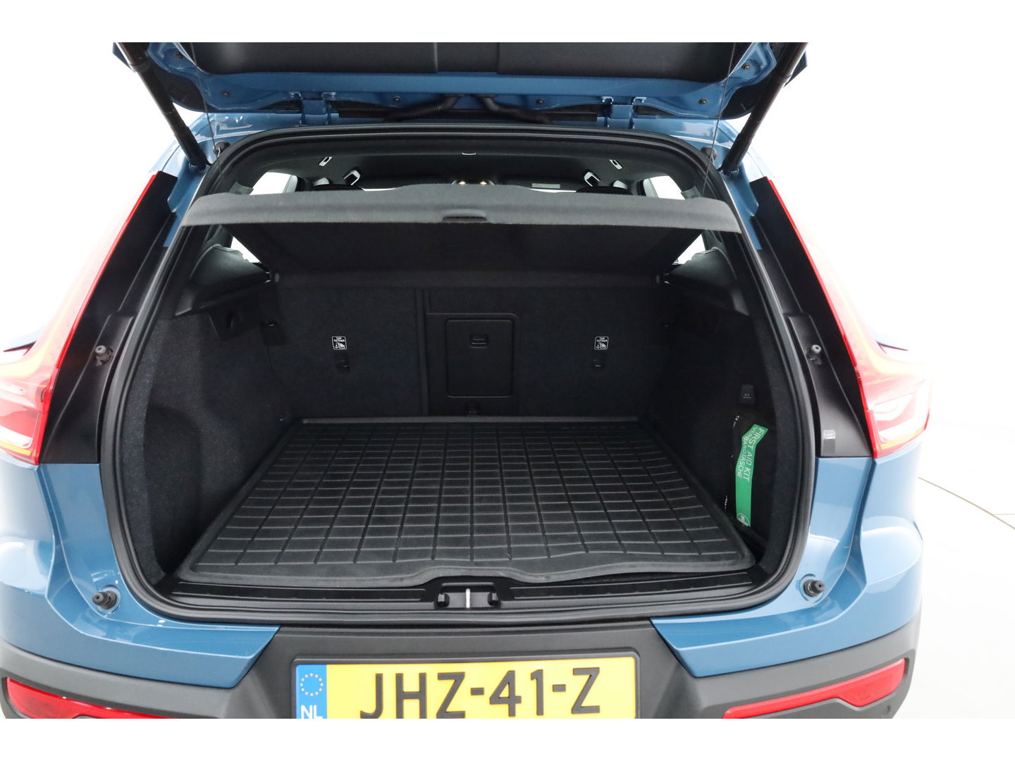 Volvo XC40 1.5 T4 Plug-in hybrid Core Bright | Facelift | Elek. Trekhaak | Camera | Stoel + stuurverw. | Elek. Stoelen |