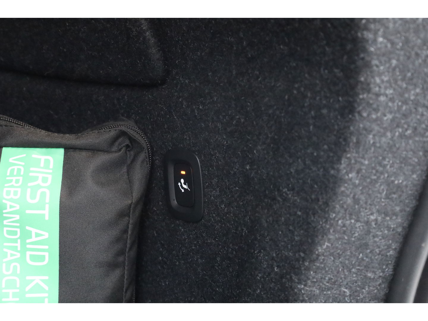 Volvo XC40 1.5 T4 Plug-in hybrid Core Bright | Facelift | Elek. Trekhaak | Camera | Stoel + stuurverw. | Elek. Stoelen |