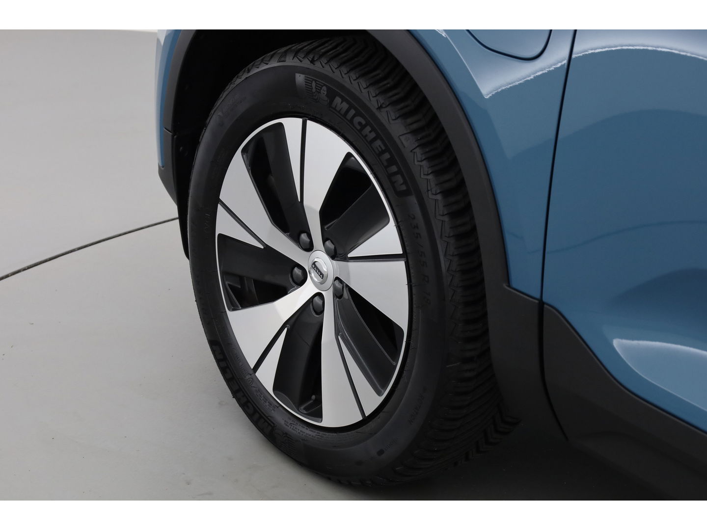 Volvo XC40 1.5 T4 Plug-in hybrid Core Bright | Facelift | Elek. Trekhaak | Camera | Stoel + stuurverw. | Elek. Stoelen |