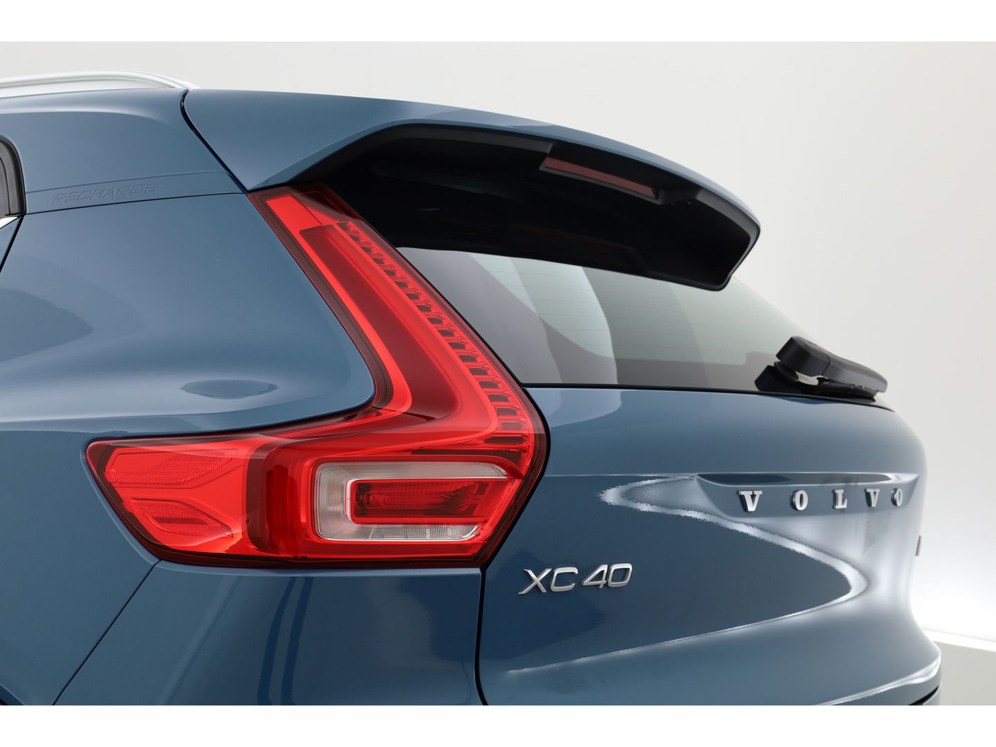 Volvo XC40 1.5 T4 Plug-in hybrid Core Bright | Facelift | Elek. Trekhaak | Camera | Stoel + stuurverw. | Elek. Stoelen |
