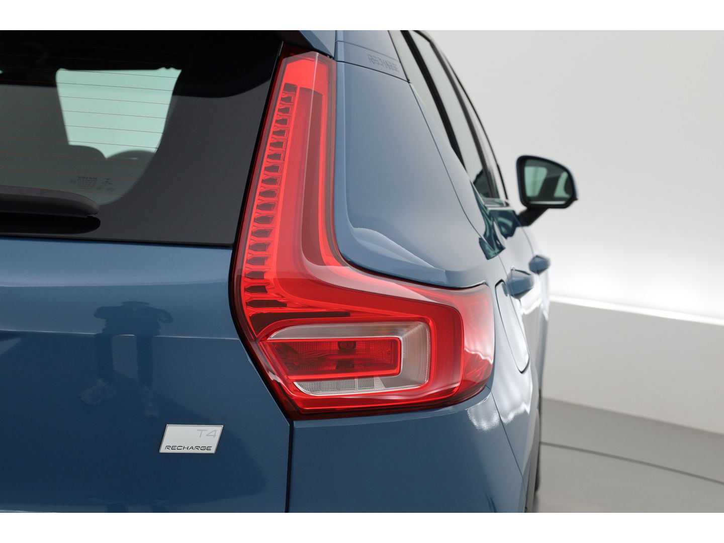 Volvo XC40 1.5 T4 Plug-in hybrid Core Bright | Facelift | Elek. Trekhaak | Camera | Stoel + stuurverw. | Elek. Stoelen |