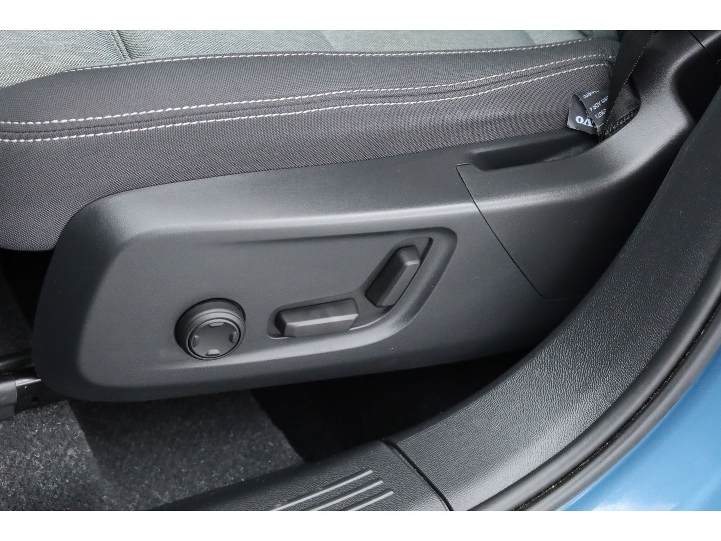 Volvo XC40 1.5 T4 Plug-in hybrid Core Bright | Facelift | Elek. Trekhaak | Camera | Stoel + stuurverw. | Elek. Stoelen |