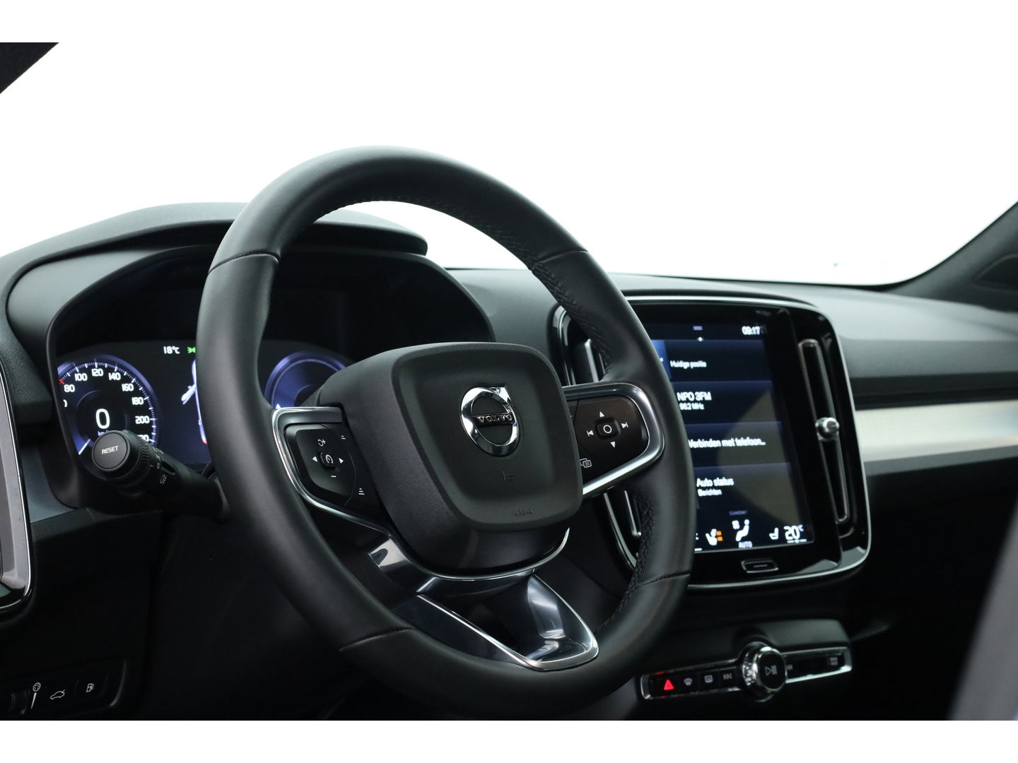 Volvo XC40 1.5 T4 Plug-in hybrid Core Bright | Facelift | Elek. Trekhaak | Camera | Stoel + stuurverw. | Elek. Stoelen |