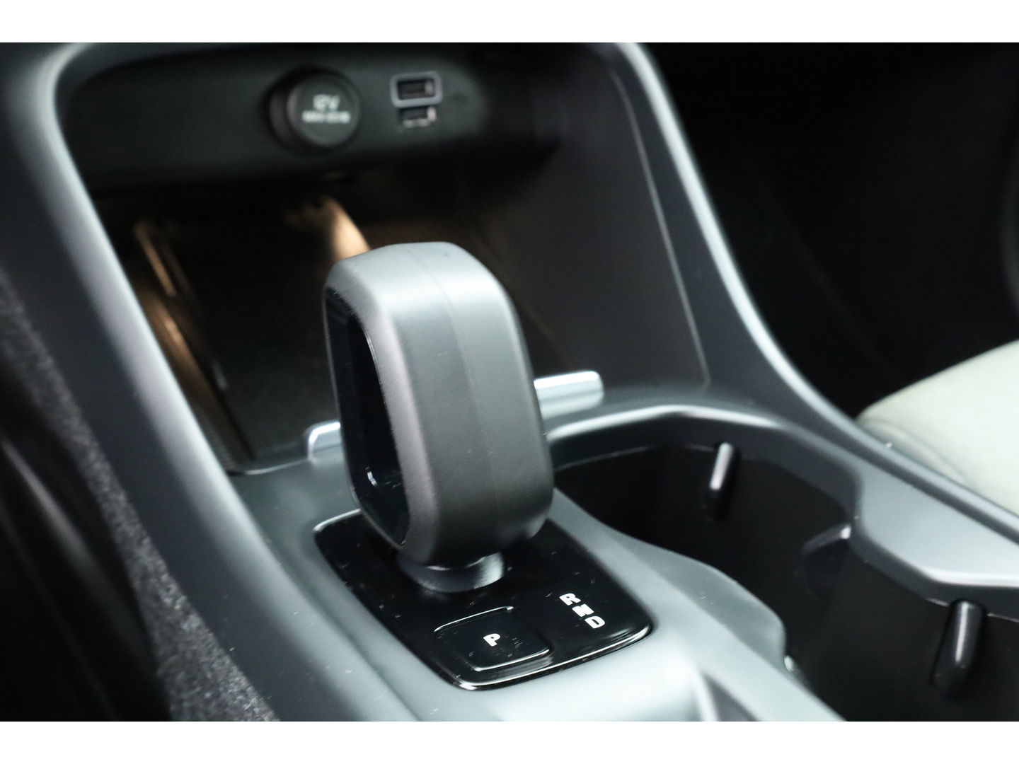 Volvo XC40 1.5 T4 Plug-in hybrid Core Bright | Facelift | Elek. Trekhaak | Camera | Stoel + stuurverw. | Elek. Stoelen |