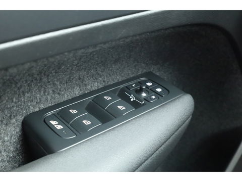 Volvo XC40 1.5 T4 Plug-in hybrid Core Bright | Facelift | Elek. Trekhaak | Camera | Stoel + stuurverw. | Elek. Stoelen |
