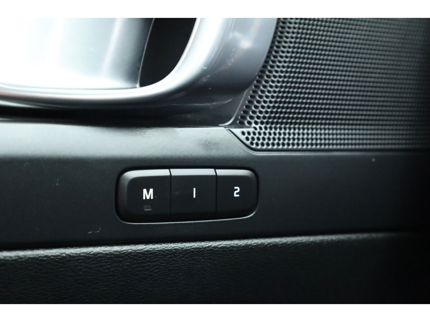 Volvo XC40 1.5 T4 Plug-in hybrid Core Bright | Facelift | Elek. Trekhaak | Camera | Stoel + stuurverw. | Elek. Stoelen |