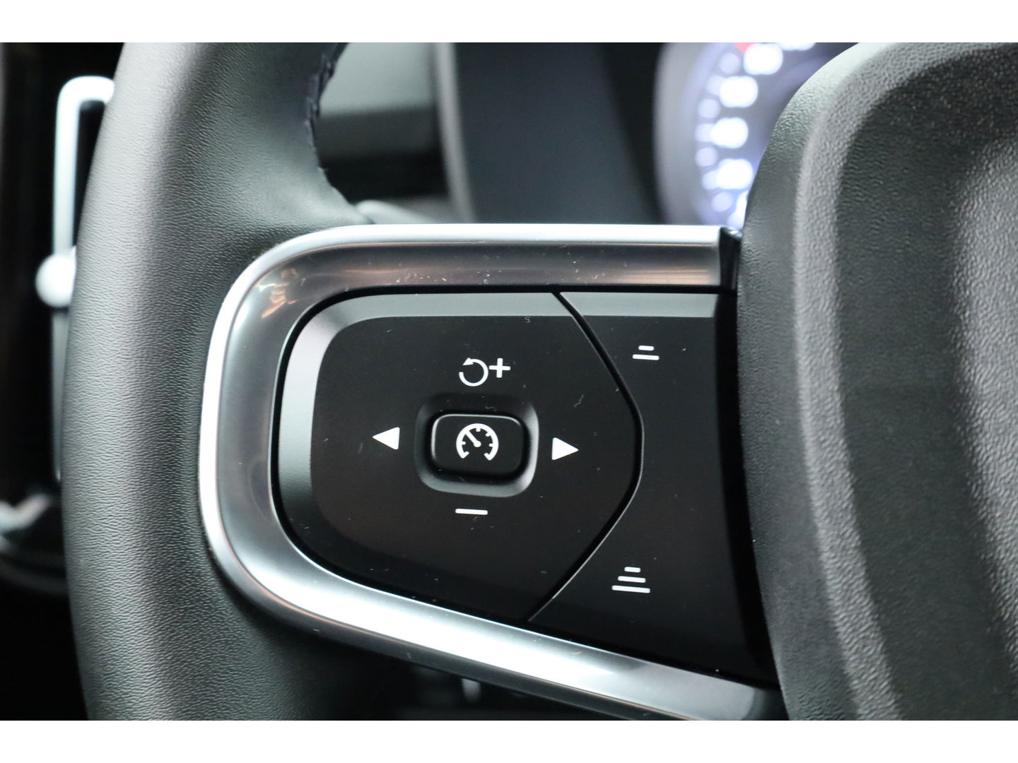 Volvo XC40 1.5 T4 Plug-in hybrid Core Bright | Facelift | Elek. Trekhaak | Camera | Stoel + stuurverw. | Elek. Stoelen |