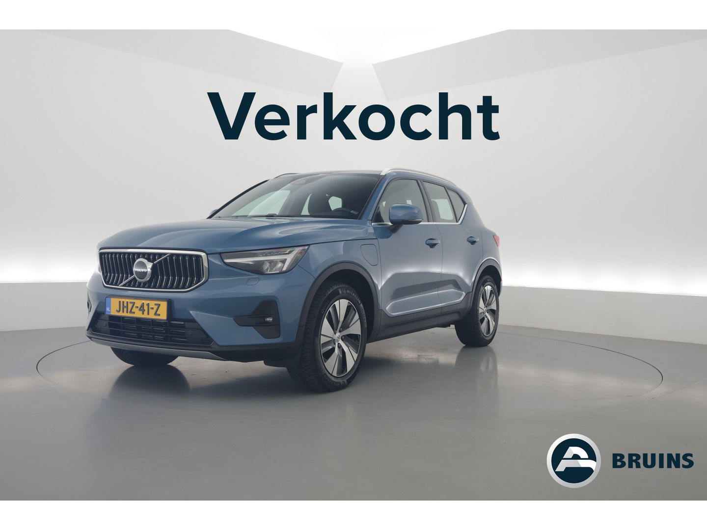 Volvo XC40 1.5 T4 Plug-in hybrid Core Bright | Facelift | Elek. Trekhaak | Camera | Stoel + stuurverw. | Elek. Stoelen |