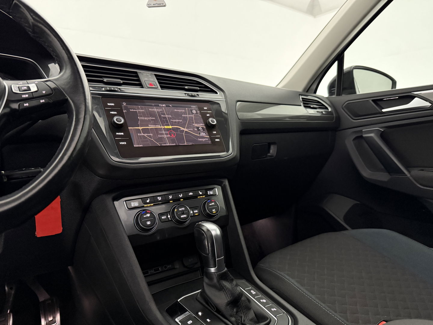 Volkswagen Tiguan 1.5 TSI 150PK ACT R-Line | Pano | Virtual | Carplay | Camera | LED | Adaptive Cruise | Dodehoek