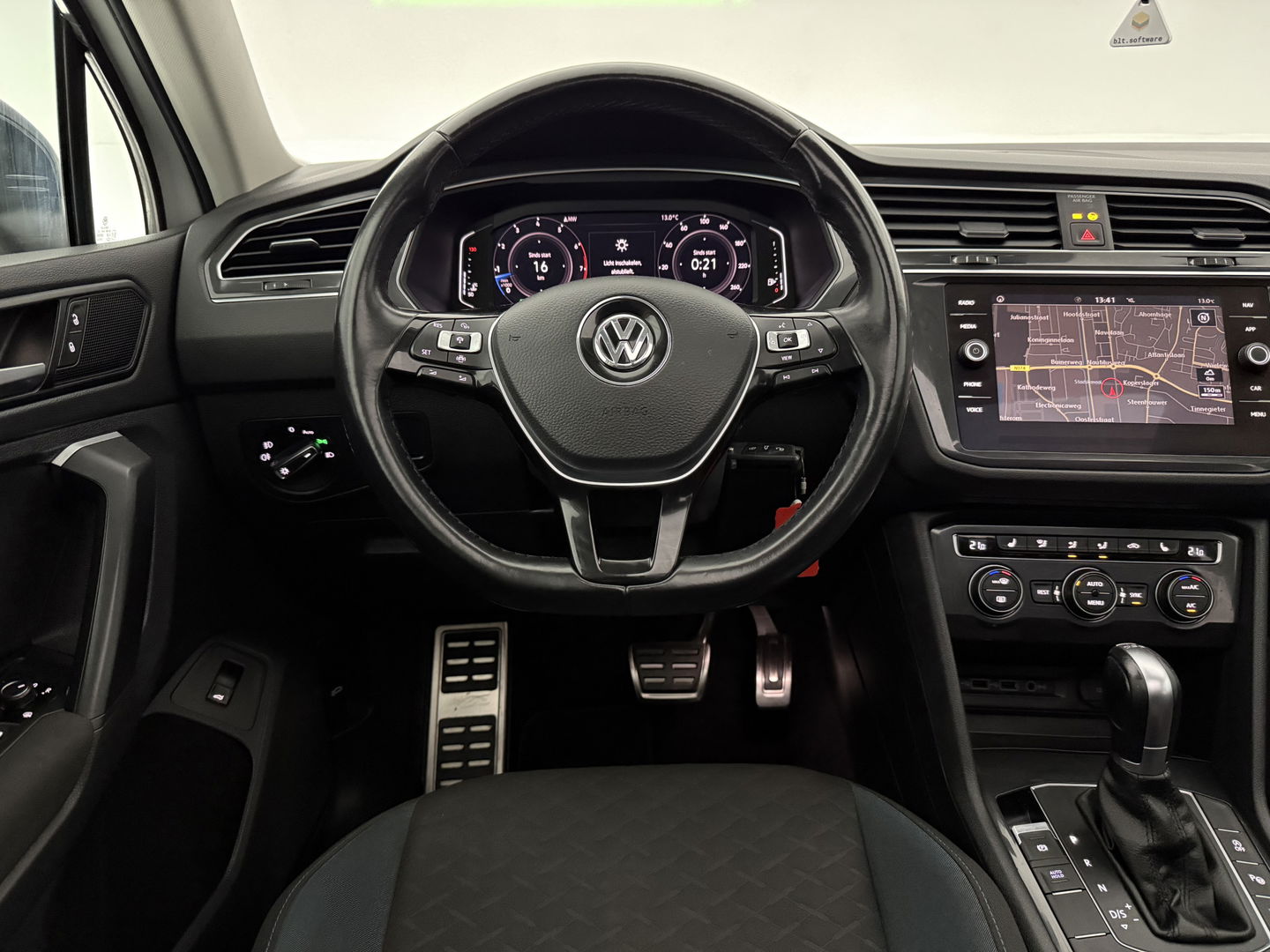 Volkswagen Tiguan 1.5 TSI 150PK ACT R-Line | Pano | Virtual | Carplay | Camera | LED | Adaptive Cruise | Dodehoek
