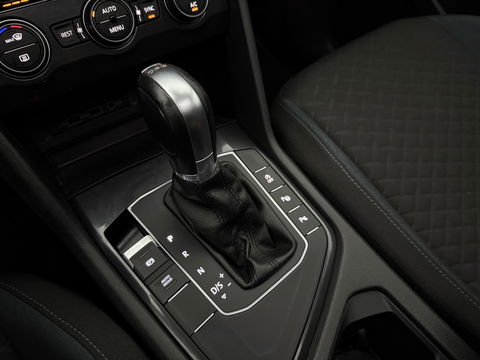 Volkswagen Tiguan 1.5 TSI 150PK ACT R-Line | Pano | Virtual | Carplay | Camera | LED | Adaptive Cruise | Dodehoek