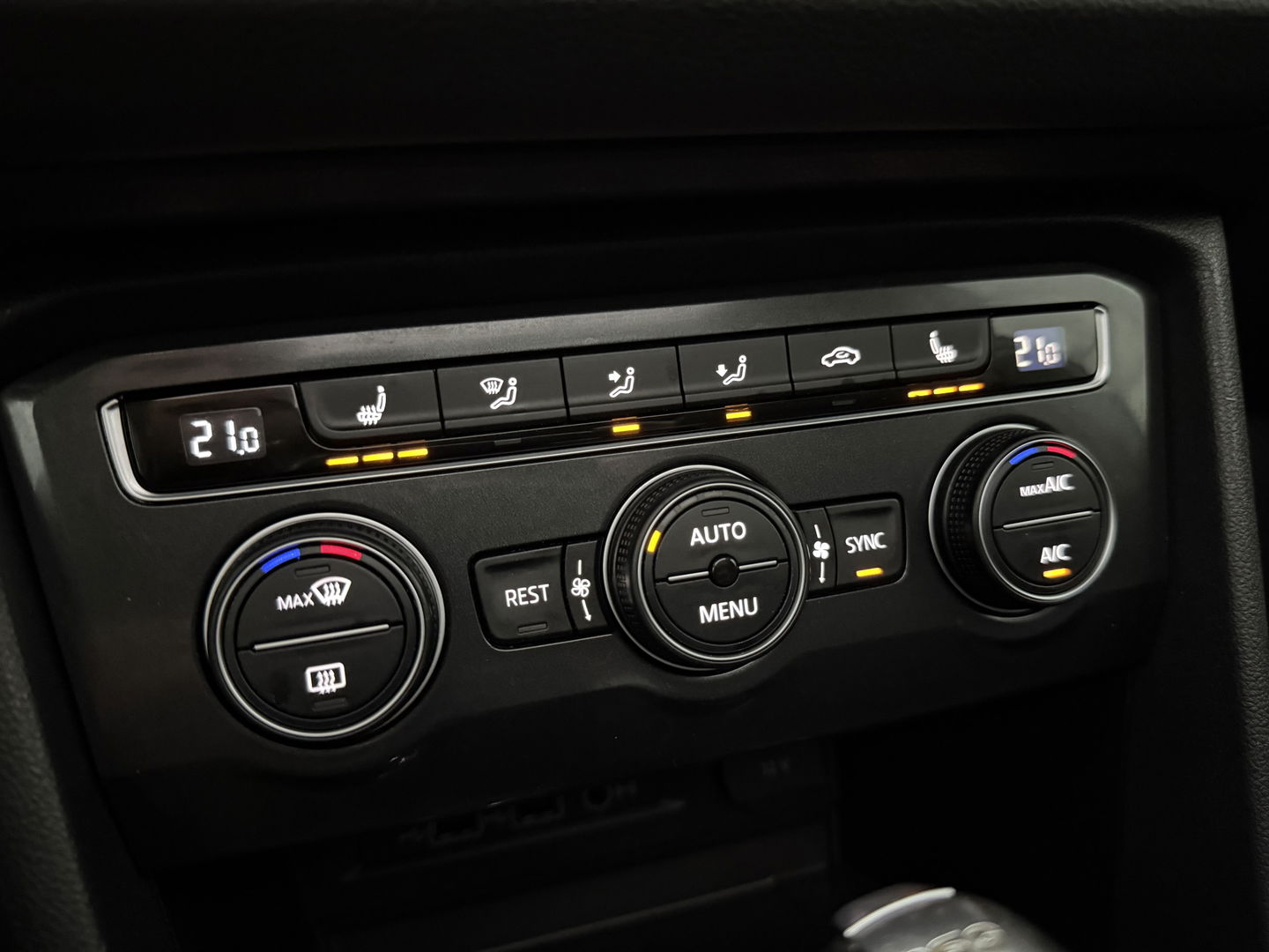 Volkswagen Tiguan 1.5 TSI 150PK ACT R-Line | Pano | Virtual | Carplay | Camera | LED | Adaptive Cruise | Dodehoek