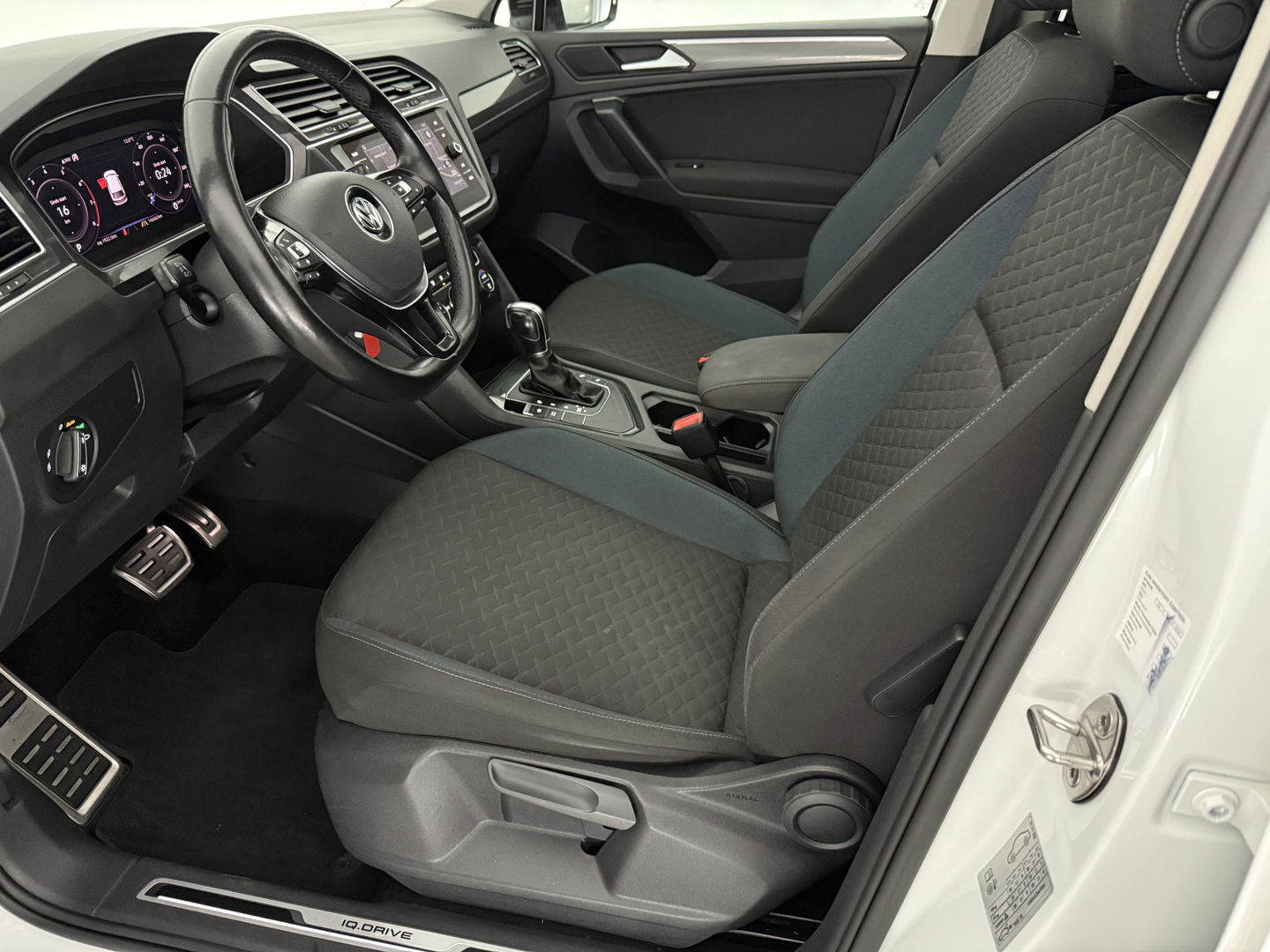 Volkswagen Tiguan 1.5 TSI 150PK ACT R-Line | Pano | Virtual | Carplay | Camera | LED | Adaptive Cruise | Dodehoek