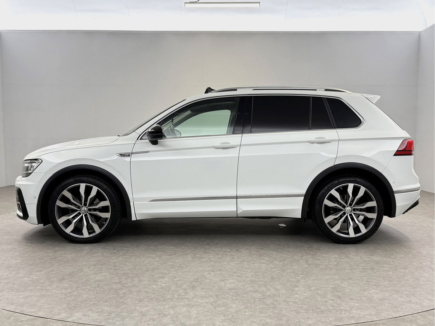 Volkswagen Tiguan 1.5 TSI 150PK ACT R-Line | Pano | Virtual | Carplay | Camera | LED | Adaptive Cruise | Dodehoek