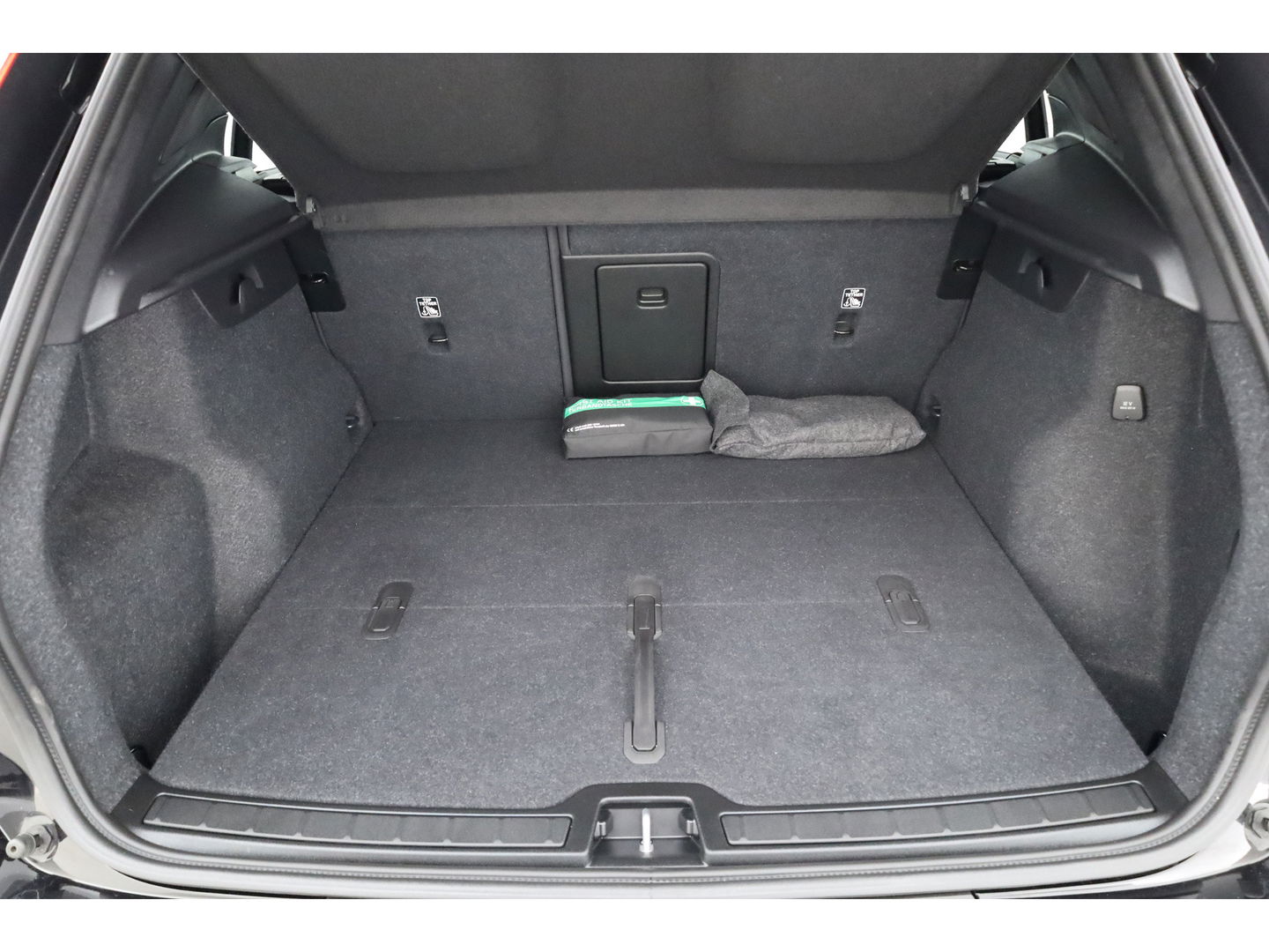 Volvo XC40 2.0 B3 Black Edition | Adapt. Cruise | Dodehoek | 360cam | CarPlay | Harman Kardon