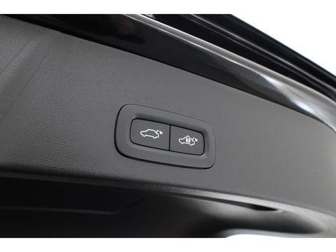 Volvo XC40 2.0 B3 Black Edition | Adapt. Cruise | Dodehoek | 360cam | CarPlay | Harman Kardon