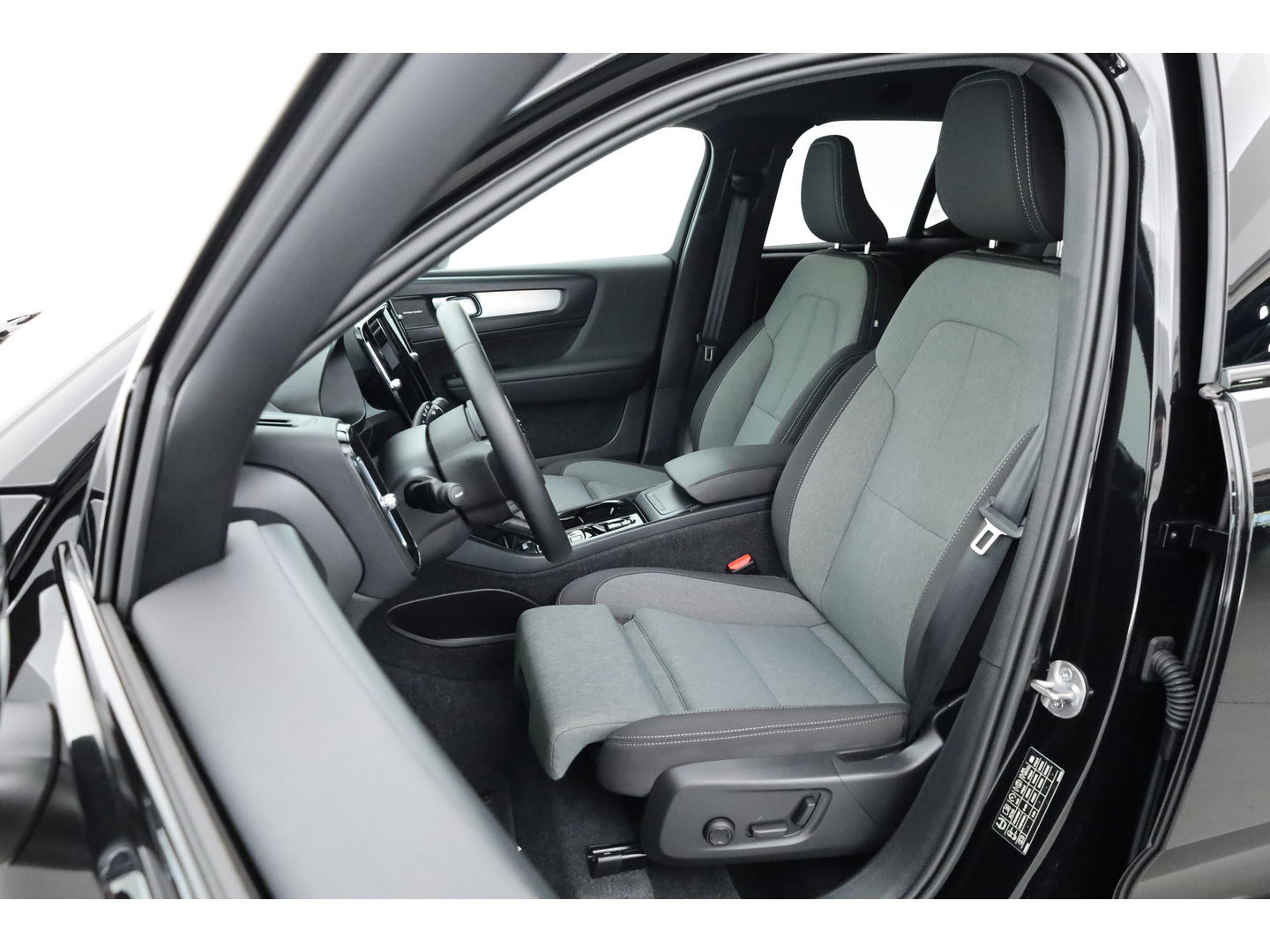 Volvo XC40 2.0 B3 Black Edition | Adapt. Cruise | Dodehoek | 360cam | CarPlay | Harman Kardon