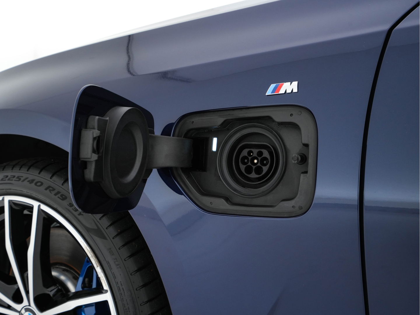 BMW 3-serie 330e eDrive M-Sportpack Edition Plug-In (INCL-BTW) *LUXURY-LEATHER | FULL-LED | HEATED-SPORTSEATS | DIGI-COCKPIT | HIFI-SOUND | NAVI-FULLMAP | AMBIENT-LIGHT | PRIVACY-GLASS | SHIFT-PADDLES | KEYLESS | DAB | ECC | PDC | CARPLAY | ..