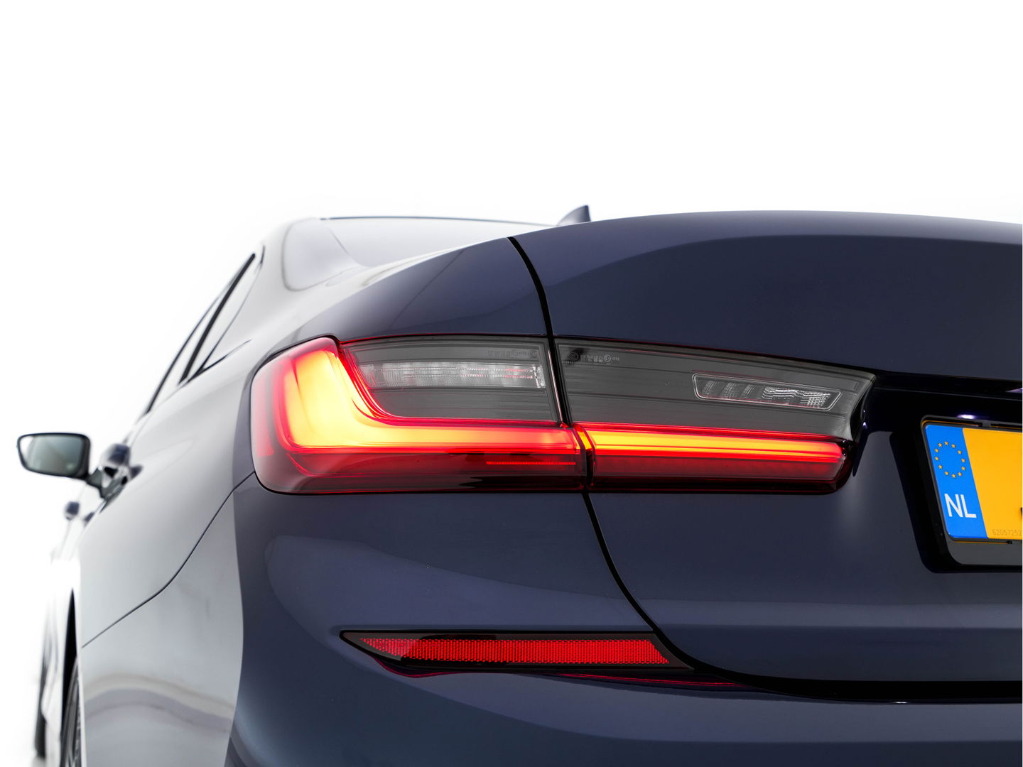 BMW 3-serie 330e eDrive M-Sportpack Edition Plug-In (INCL-BTW) *LUXURY-LEATHER | FULL-LED | HEATED-SPORTSEATS | DIGI-COCKPIT | HIFI-SOUND | NAVI-FULLMAP | AMBIENT-LIGHT | PRIVACY-GLASS | SHIFT-PADDLES | KEYLESS | DAB | ECC | PDC | CARPLAY | ..