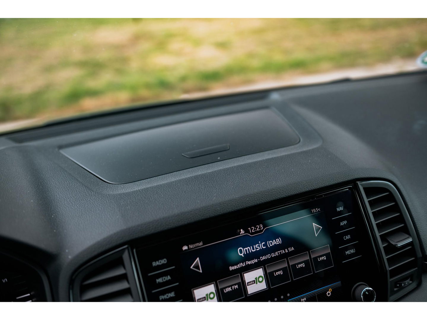 Škoda Karoq 1.5 TSI 150PK DSG Sportline | TREKHAAK  | DIGI DASH | NAVI | ELEKTRISCH BEDIENBARE ACHTERKLEP | ADAPTIVE CRUISE CONTROL