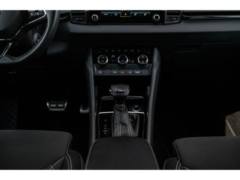 Škoda Karoq 1.5 TSI 150PK DSG Sportline | TREKHAAK  | DIGI DASH | NAVI | ELEKTRISCH BEDIENBARE ACHTERKLEP | ADAPTIVE CRUISE CONTROL