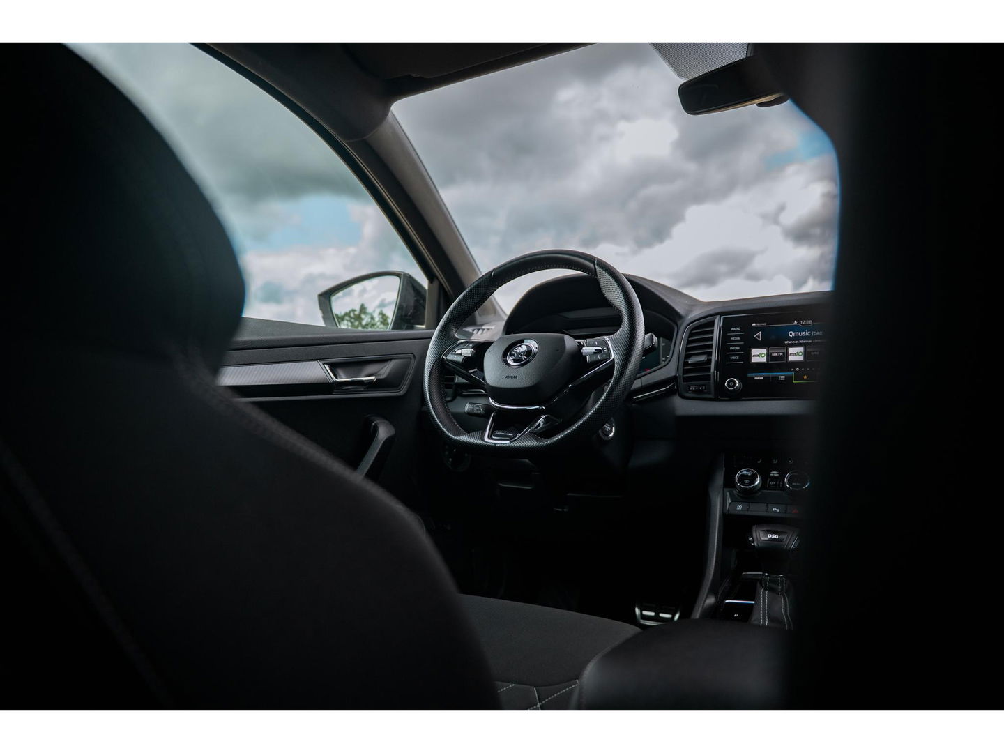 Škoda Karoq 1.5 TSI 150PK DSG Sportline | TREKHAAK  | DIGI DASH | NAVI | ELEKTRISCH BEDIENBARE ACHTERKLEP | ADAPTIVE CRUISE CONTROL