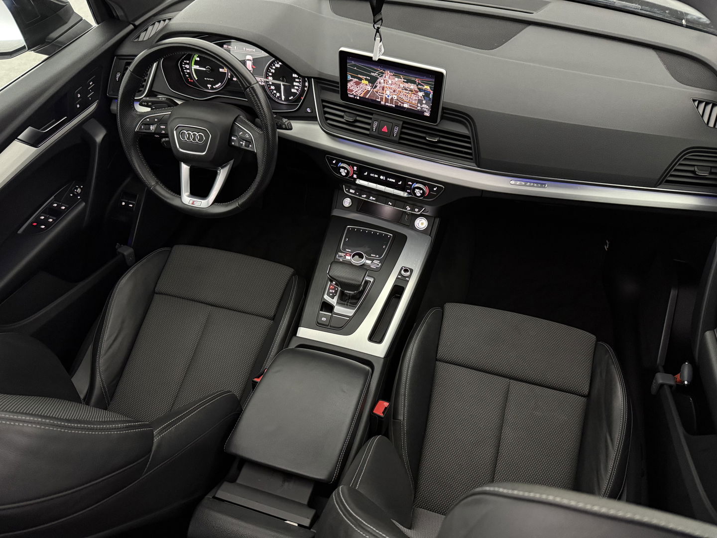 Audi Q5 50 TFSI e Quattro S-line | Pano | Luchtvering | Memory | Sfeerverl. | Trekh. | Carplay | Parkeersens. | Keyless | NAP