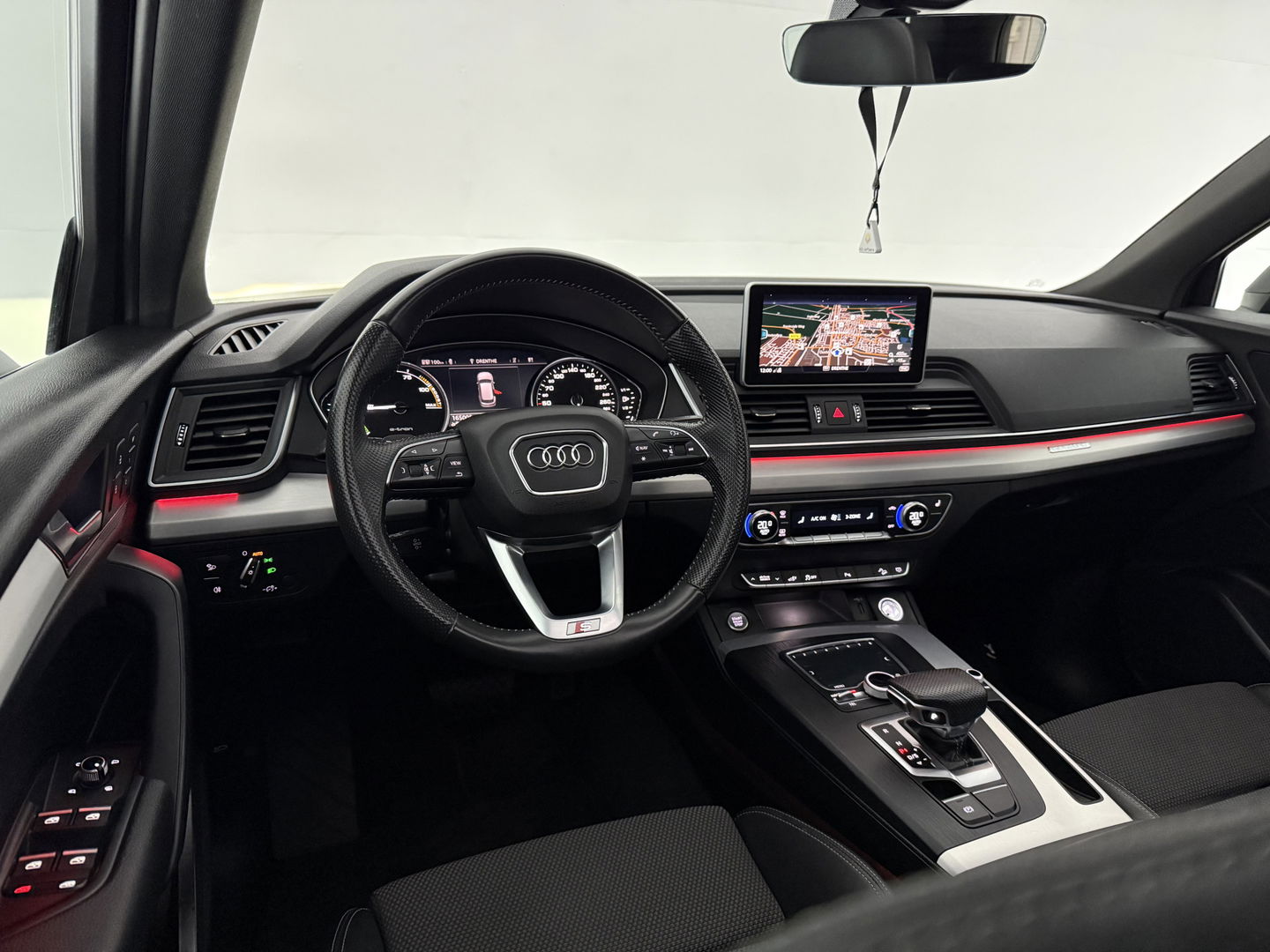 Audi Q5 50 TFSI e Quattro S-line | Pano | Luchtvering | Memory | Sfeerverl. | Trekh. | Carplay | Parkeersens. | Keyless | NAP