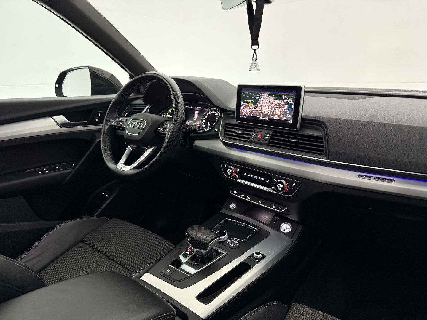 Audi Q5 50 TFSI e Quattro S-line | Pano | Luchtvering | Memory | Sfeerverl. | Trekh. | Carplay | Parkeersens. | Keyless | NAP