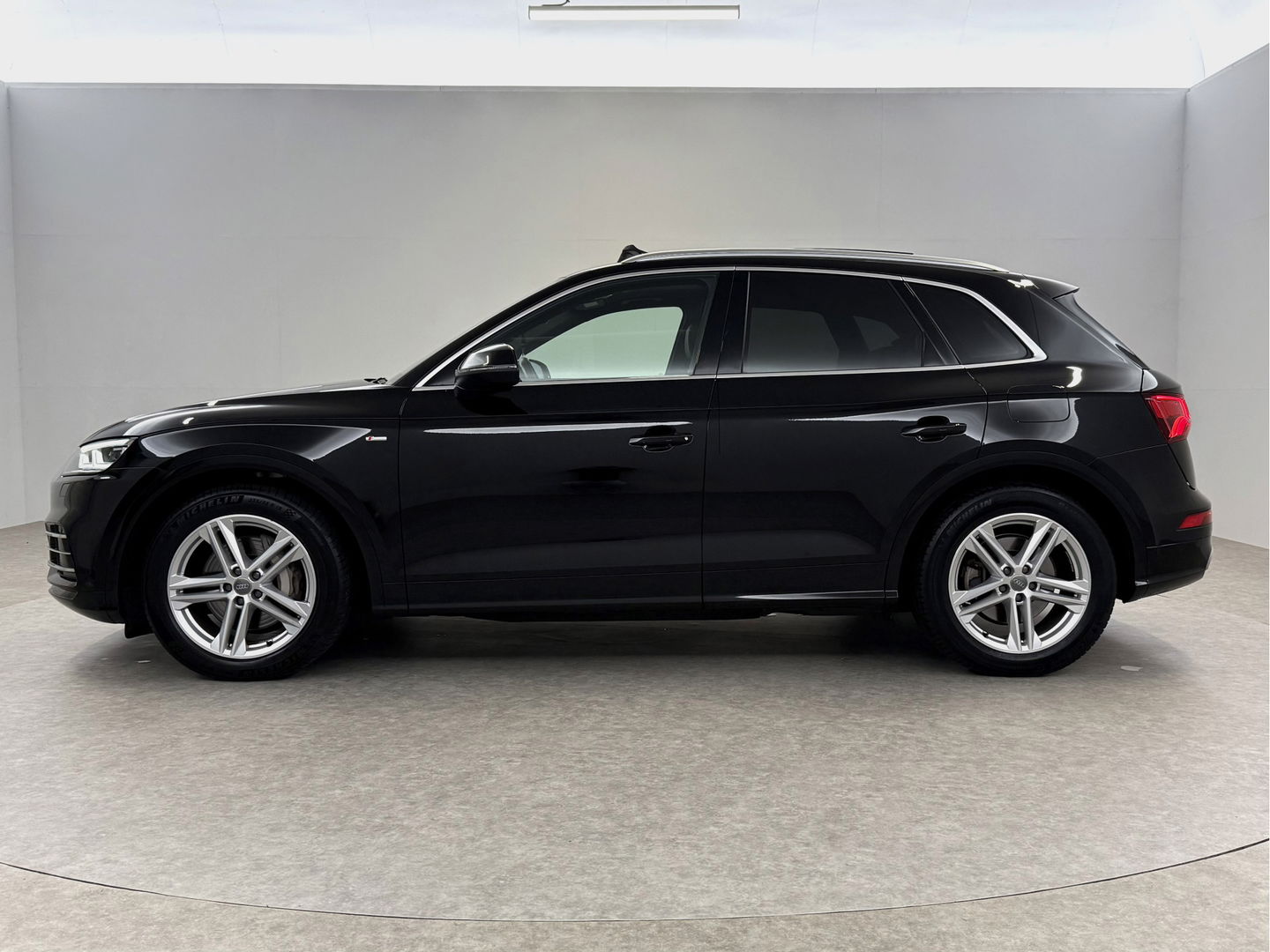 Audi Q5 50 TFSI e Quattro S-line | Pano | Luchtvering | Memory | Sfeerverl. | Trekh. | Carplay | Parkeersens. | Keyless | NAP