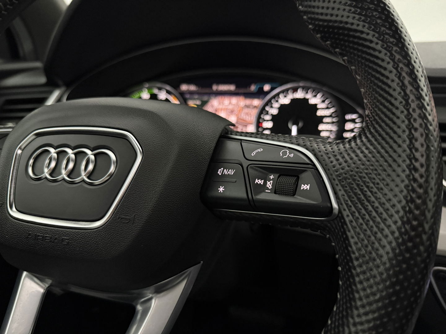 Audi Q5 50 TFSI e Quattro S-line | Pano | Luchtvering | Memory | Sfeerverl. | Trekh. | Carplay | Parkeersens. | Keyless | NAP