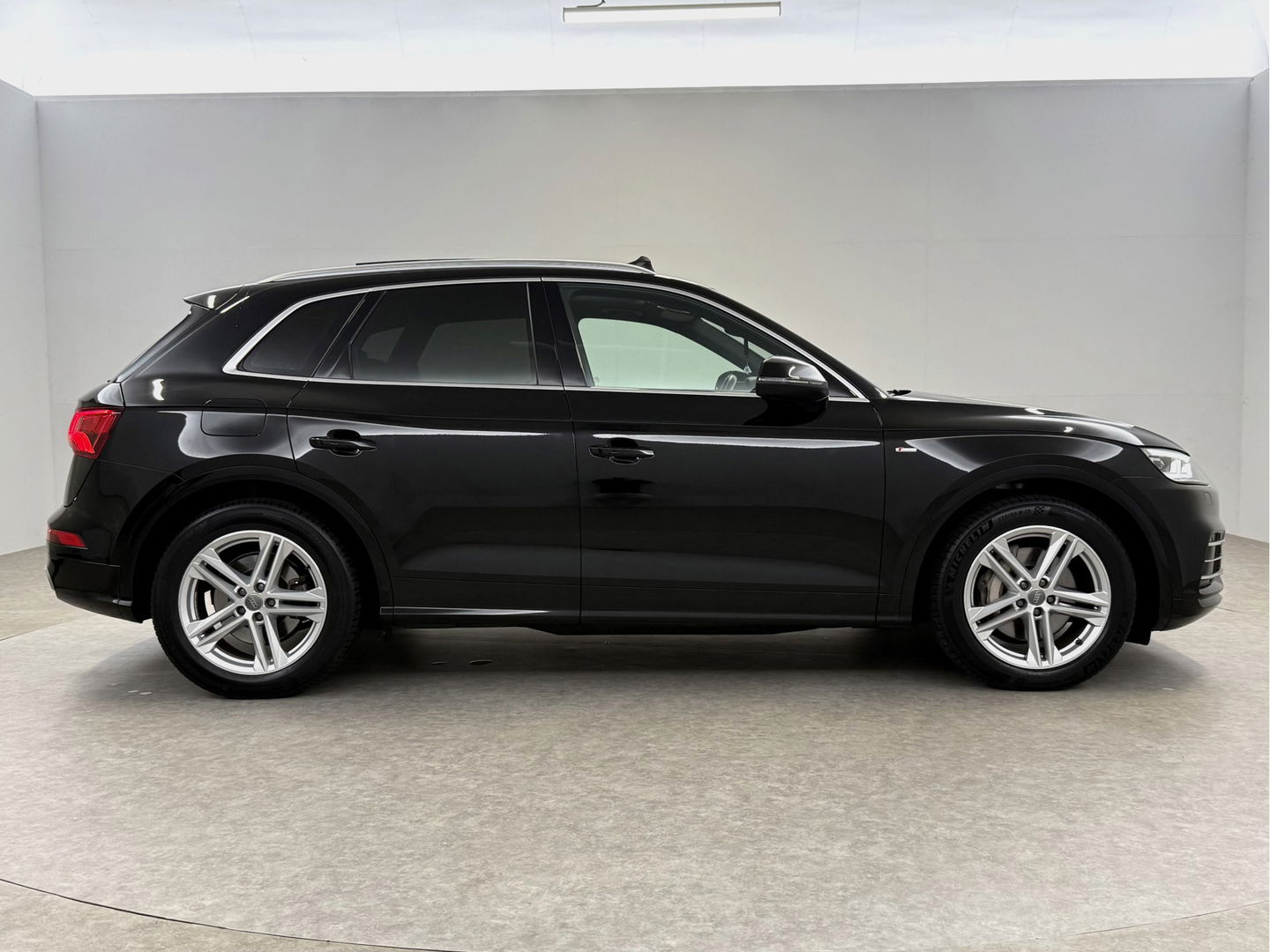 Audi Q5 50 TFSI e Quattro S-line | Pano | Luchtvering | Memory | Sfeerverl. | Trekh. | Carplay | Parkeersens. | Keyless | NAP
