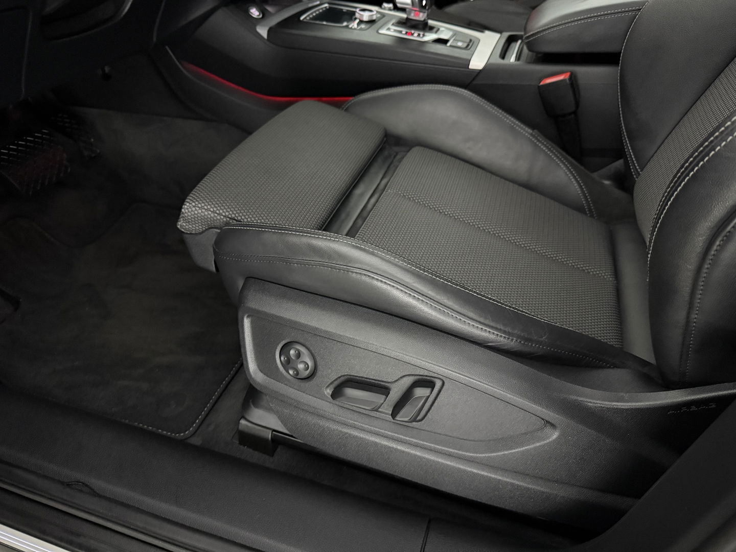 Audi Q5 50 TFSI e Quattro S-line | Pano | Luchtvering | Memory | Sfeerverl. | Trekh. | Carplay | Parkeersens. | Keyless | NAP