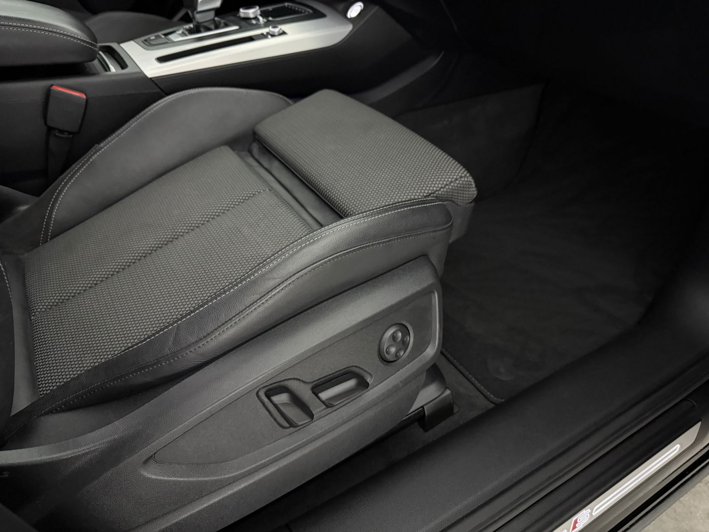 Audi Q5 50 TFSI e Quattro S-line | Pano | Luchtvering | Memory | Sfeerverl. | Trekh. | Carplay | Parkeersens. | Keyless | NAP