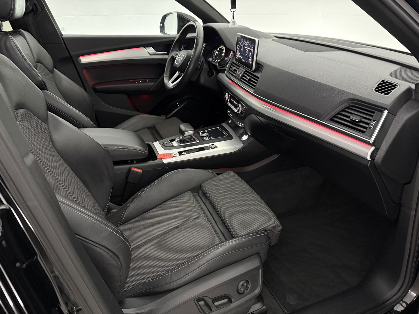 Audi Q5 50 TFSI e Quattro S-line | Pano | Luchtvering | Memory | Sfeerverl. | Trekh. | Carplay | Parkeersens. | Keyless | NAP