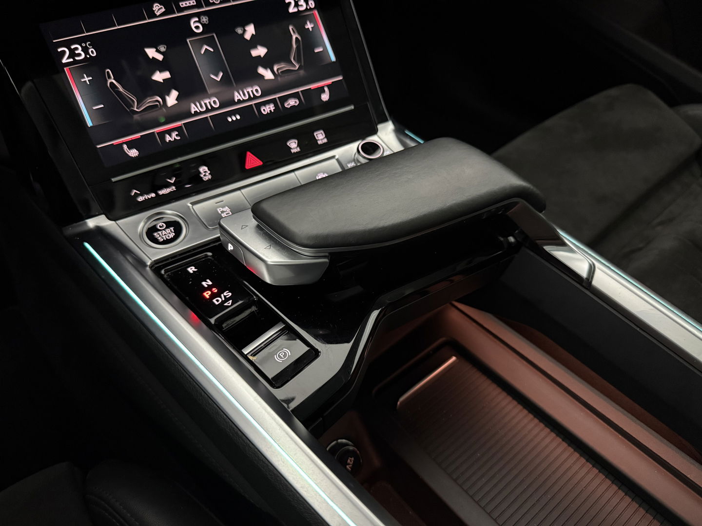 Audi e-tron 50 Quattro Business edition Plus 71 kWh | SOH 92% | Pano | Memory | Virtual | Sfeer | Camera | Carplay | Stoelverw. | Keyless | NAP
