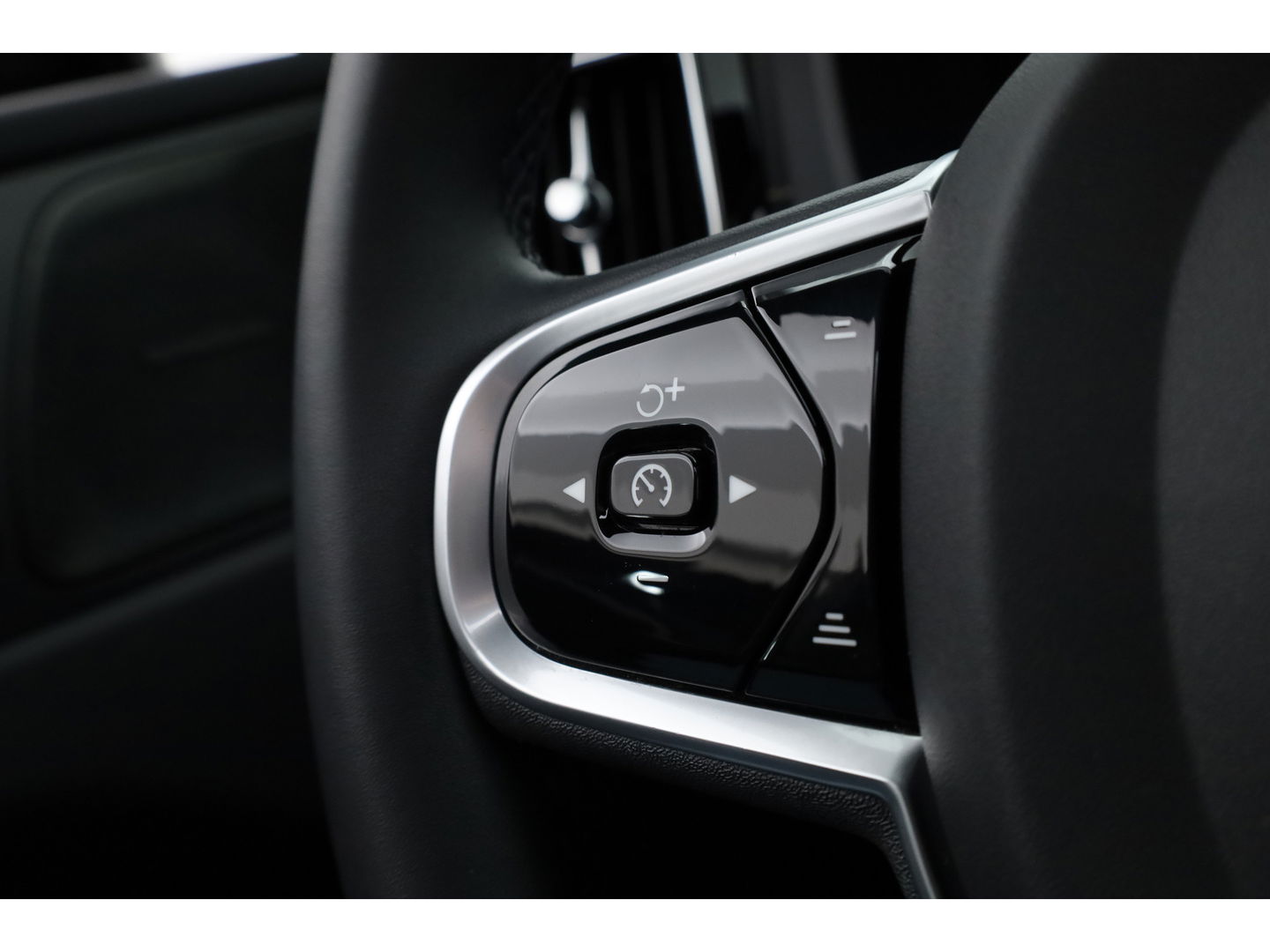 Volvo XC60 T6 Plug-in hybrid R-Design | Pano | Elek. Trekhaak | H&K | Pilot Assist | CarPlay | Navi | Stoel- Stuurverw.