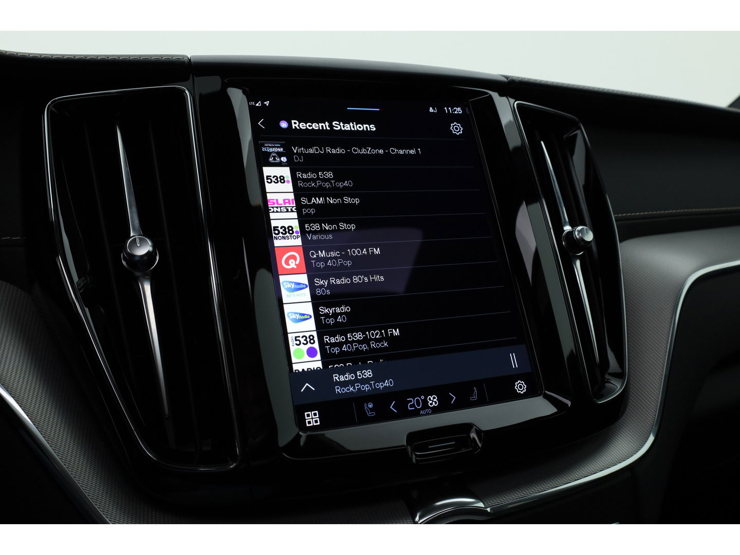 Volvo XC60 T6 Plug-in hybrid R-Design | Pano | Elek. Trekhaak | H&K | Pilot Assist | CarPlay | Navi | Stoel- Stuurverw.
