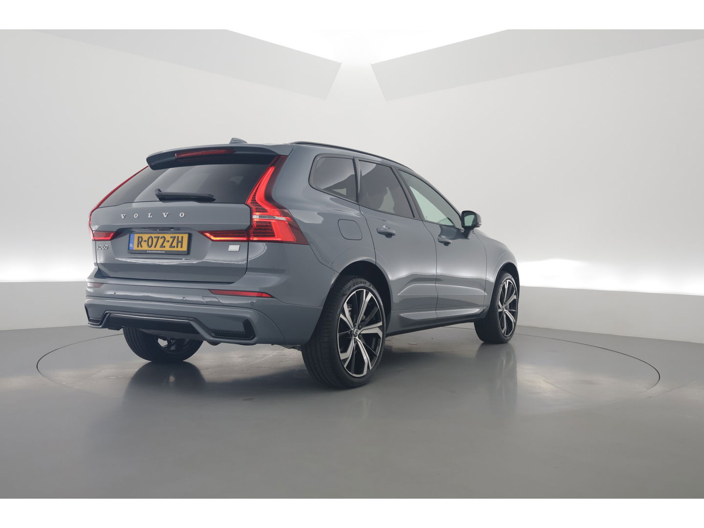 Volvo XC60 T6 Plug-in hybrid R-Design | Pano | Elek. Trekhaak | H&K | Pilot Assist | CarPlay | Navi | Stoel- Stuurverw.