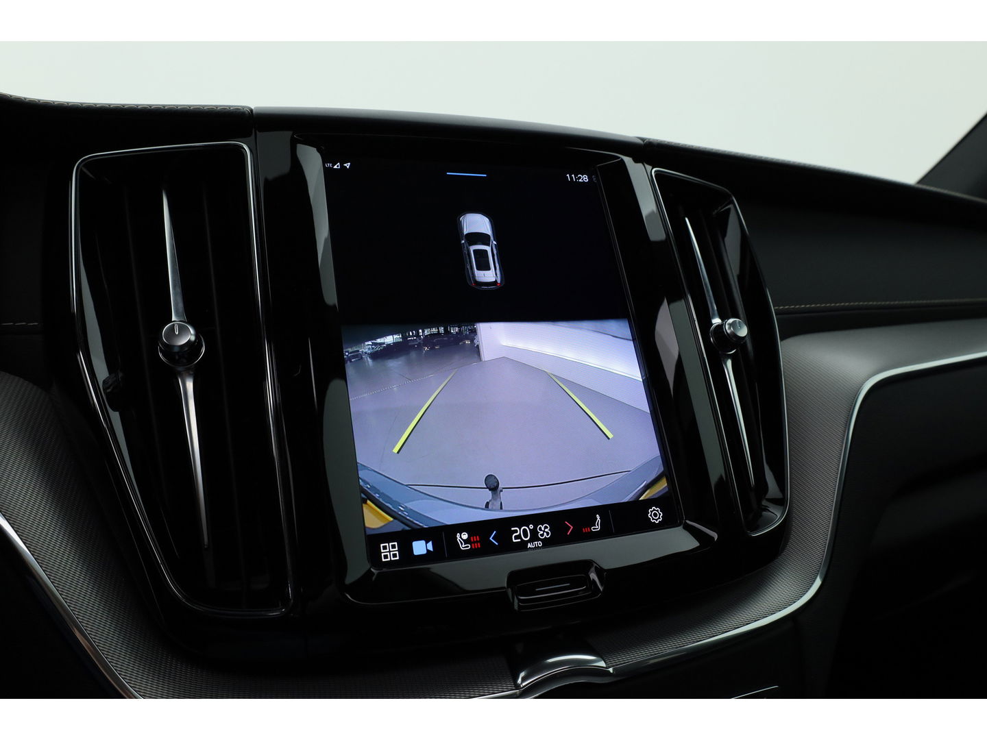 Volvo XC60 T6 Plug-in hybrid R-Design | Pano | Elek. Trekhaak | H&K | Pilot Assist | CarPlay | Navi | Stoel- Stuurverw.