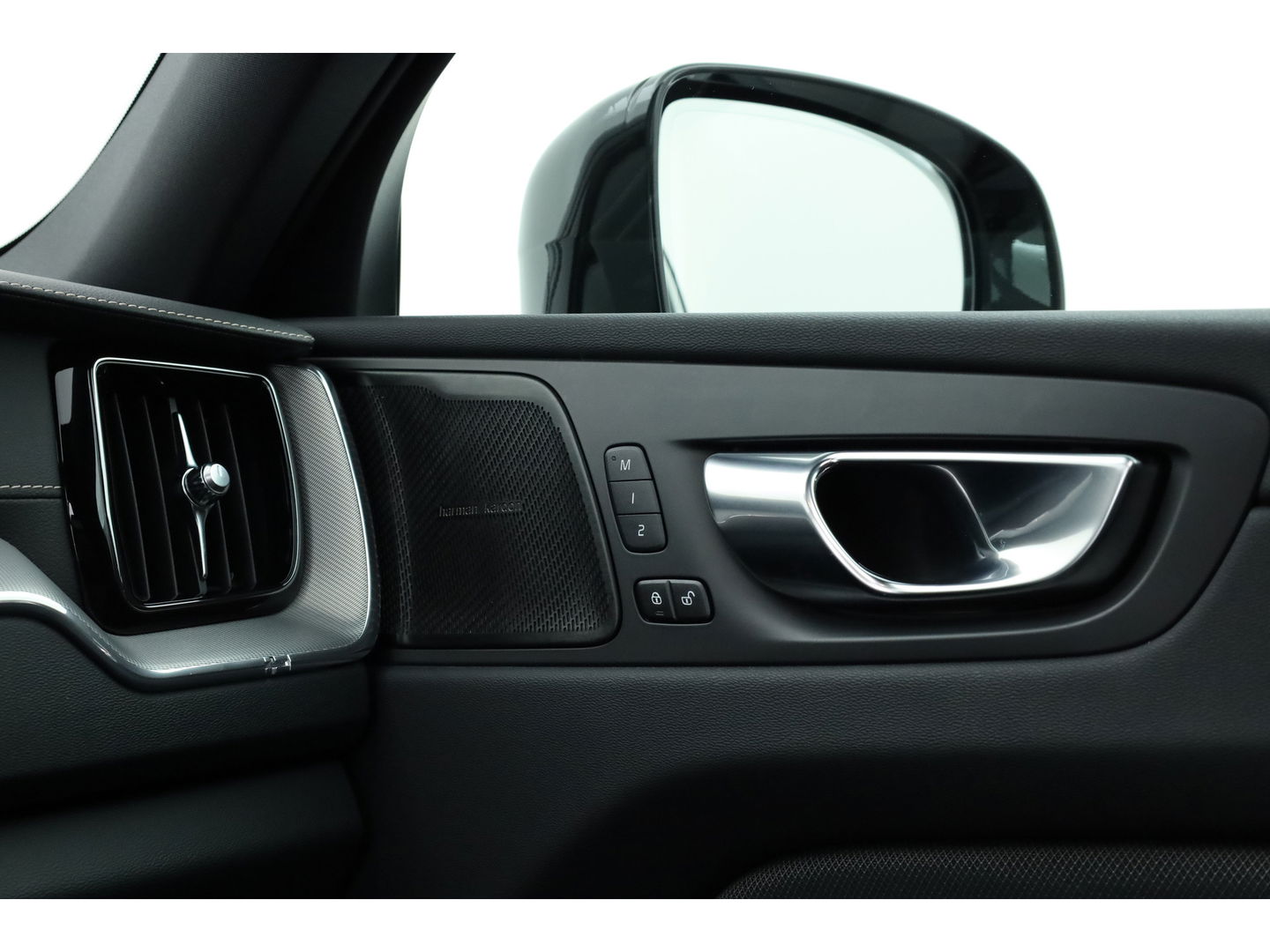 Volvo XC60 T6 Plug-in hybrid R-Design | Pano | Elek. Trekhaak | H&K | Pilot Assist | CarPlay | Navi | Stoel- Stuurverw.