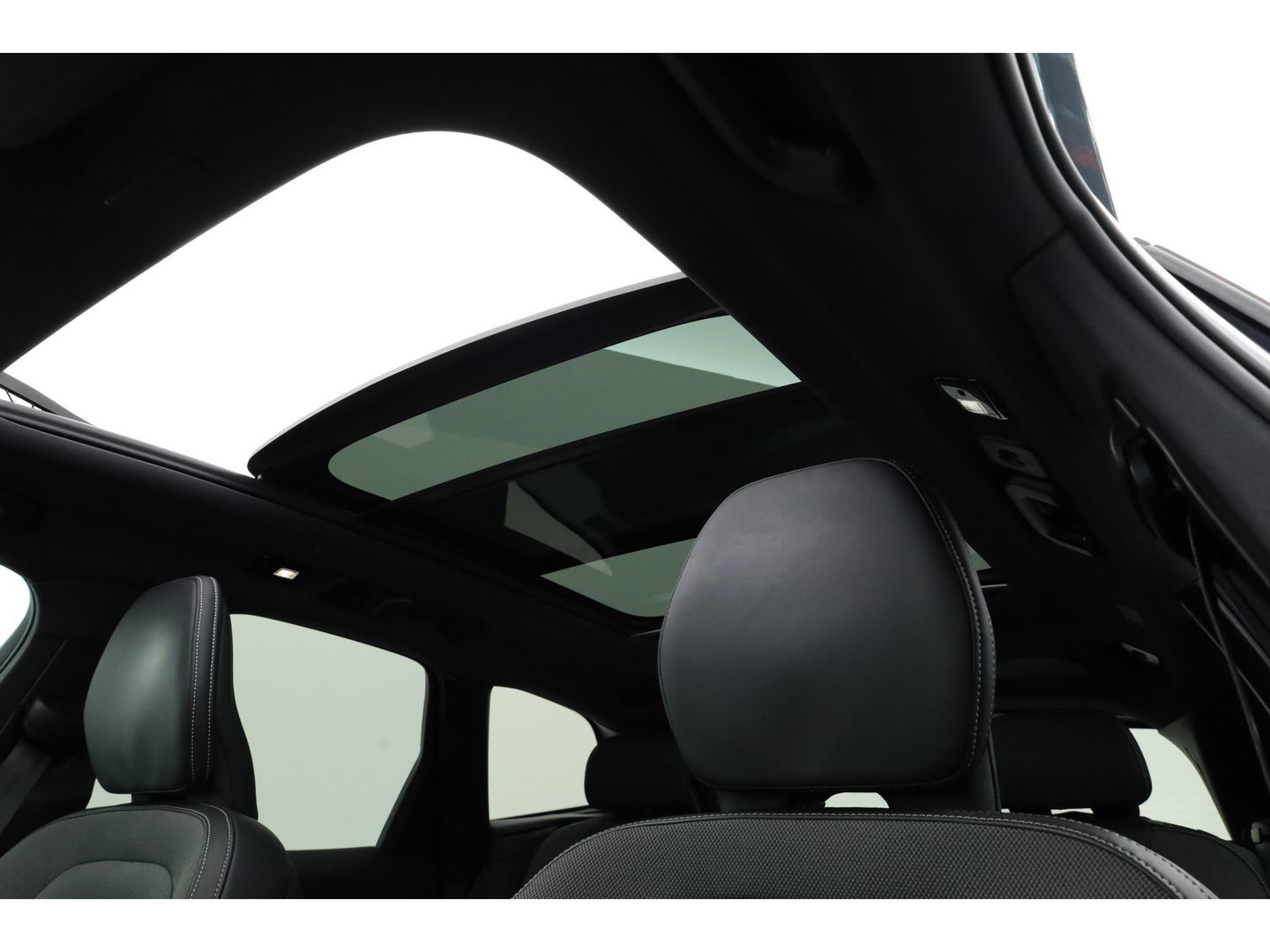 Volvo XC60 T6 Plug-in hybrid R-Design | Pano | Elek. Trekhaak | H&K | Pilot Assist | CarPlay | Navi | Stoel- Stuurverw.