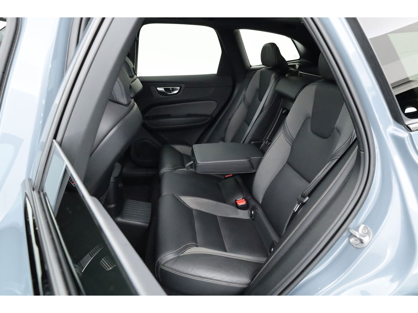 Volvo XC60 T6 Plug-in hybrid R-Design | Pano | Elek. Trekhaak | H&K | Pilot Assist | CarPlay | Navi | Stoel- Stuurverw.