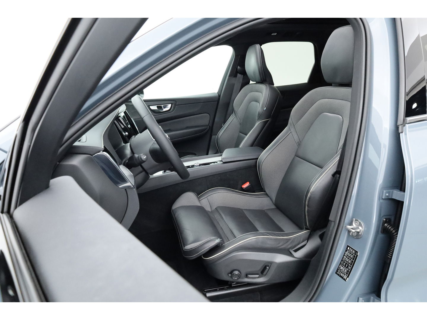 Volvo XC60 T6 Plug-in hybrid R-Design | Pano | Elek. Trekhaak | H&K | Pilot Assist | CarPlay | Navi | Stoel- Stuurverw.